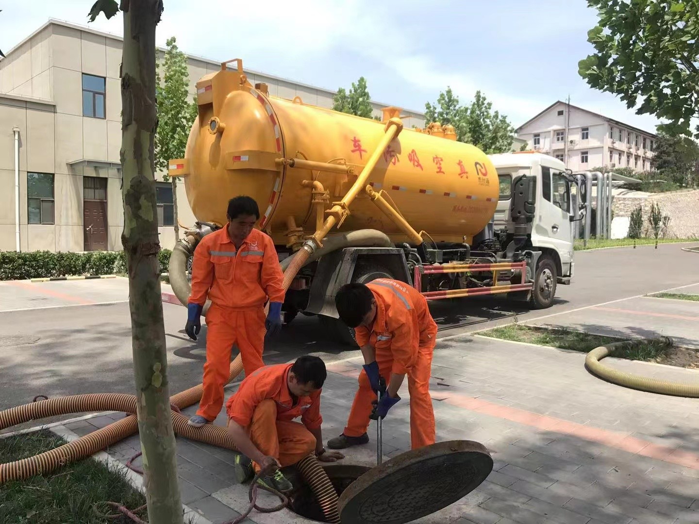 旅顺口管道疏通车停在窨井附近