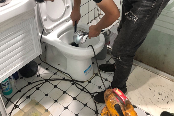 旅顺口马桶堵塞自己疏通还是找师傅?专业上门服务让你省时更省心